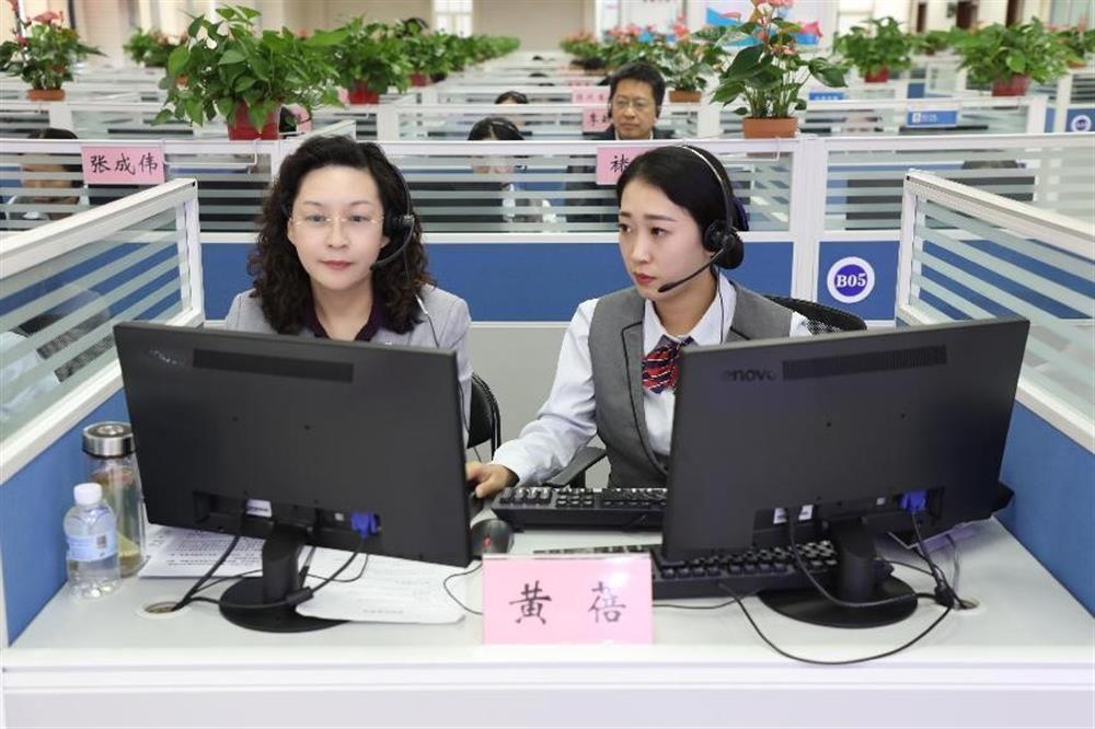 濟南產發集團黨委書記、董事長黃蓓帶隊到12345市民服務熱線接聽市民來電